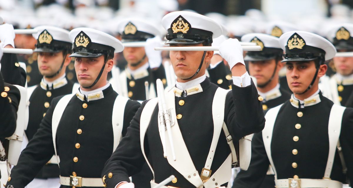 Armada de Chile renueva su imagen: este es el uniforme que usarán en mar y tierra