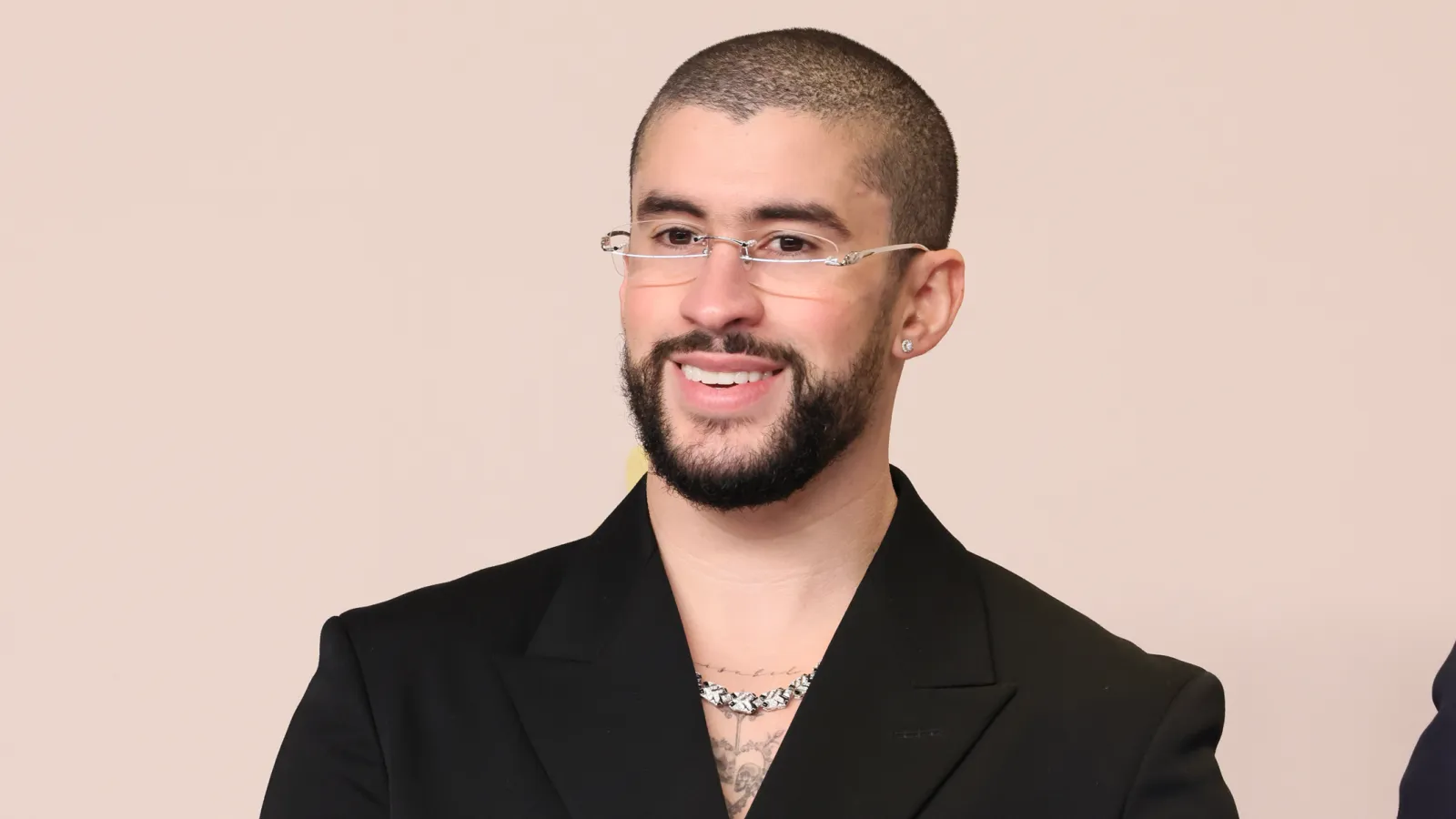 ¿Bad Bunny en Chile otra vez? Intervención urbana genera furor en redes