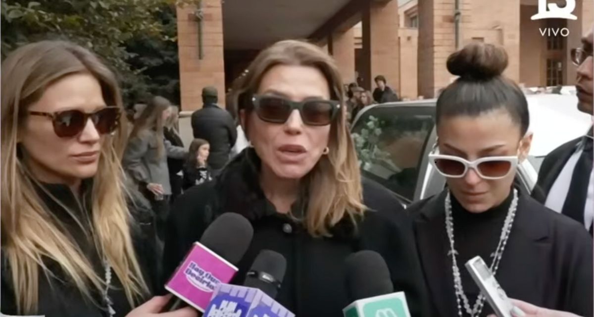 Carolina Arregui, devastada y tomada de la mano de sus hijas: así fue su primera aparición tras el adiós a Roy Sothers