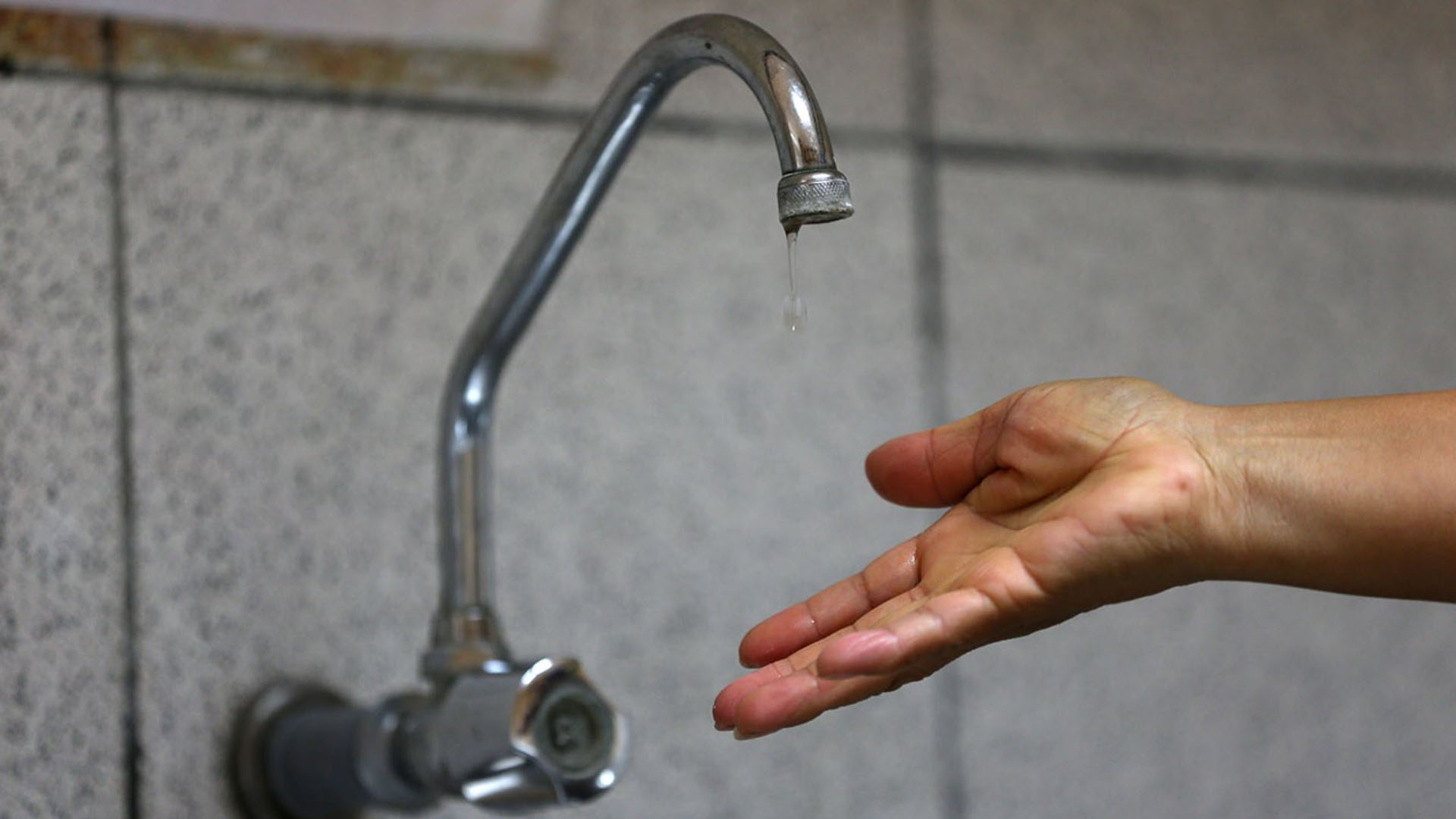 ¡Atención! Cortes de agua en tres comunas de la RM este miércoles: revisa si tu sector será afectado