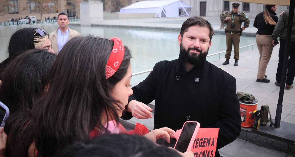 Presidente Boric escucha a matronas en La Moneda y se compromete a revisar el cuestionado decreto