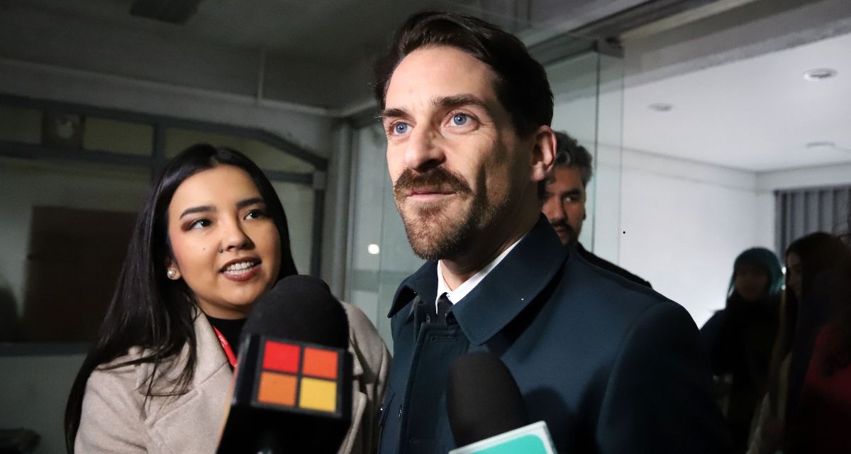 Gonzalo Winter da fuerte golpe simbólico: renuncia a sueldo y dona todo a Bomberos