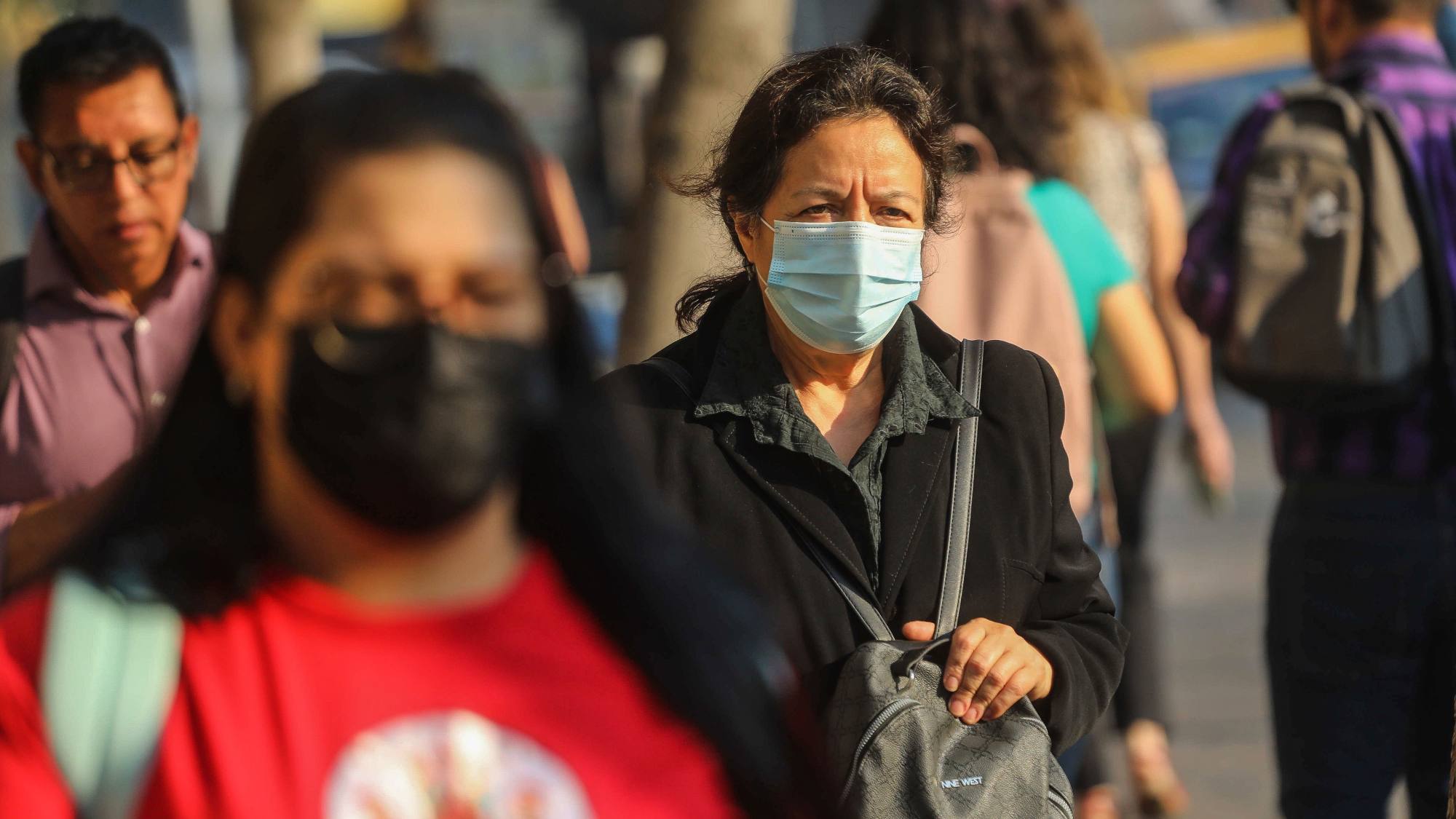 Aumento de virus respiratorios en Chile: ¿hay que volver a usar mascarilla en buses y metro?