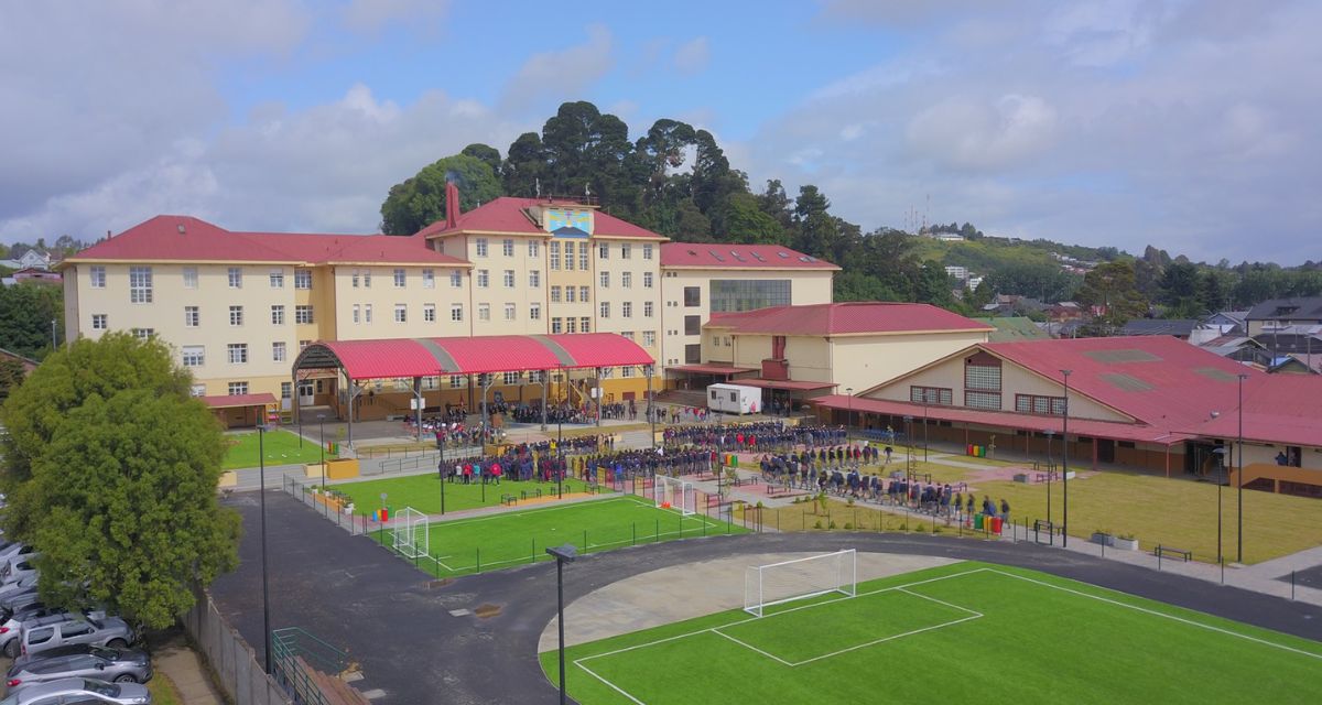 “Mi sala es la puerta al infierno”: Alumna remece con estremecedor relato tras brutal bullying en exclusivo colegio de Puerto Varas