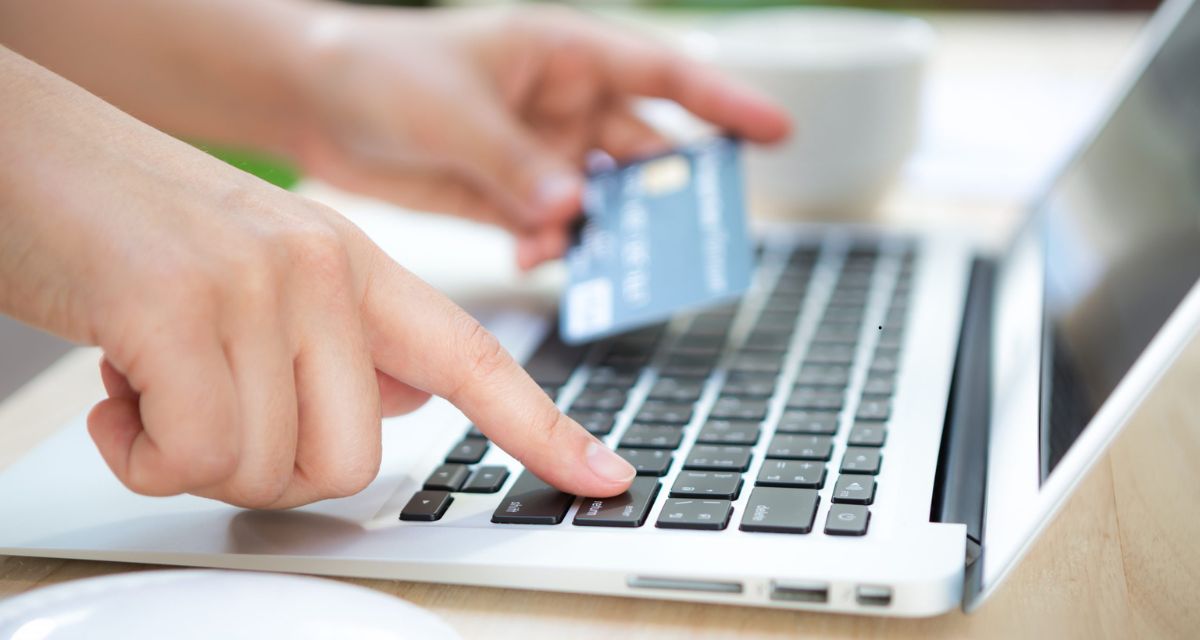 Sernac arremete contra tienda online que insultaba a sus clientes: arriesga millonaria multa