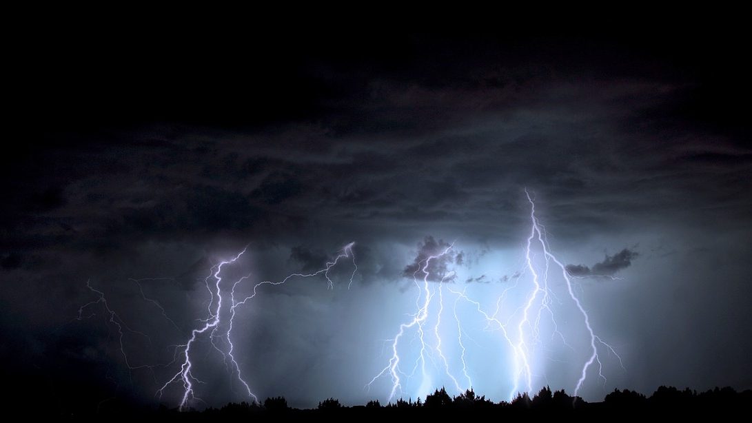 Tormentas eléctricas llegan a seis regiones: “Fenómeno con severidad moderada y riesgo”