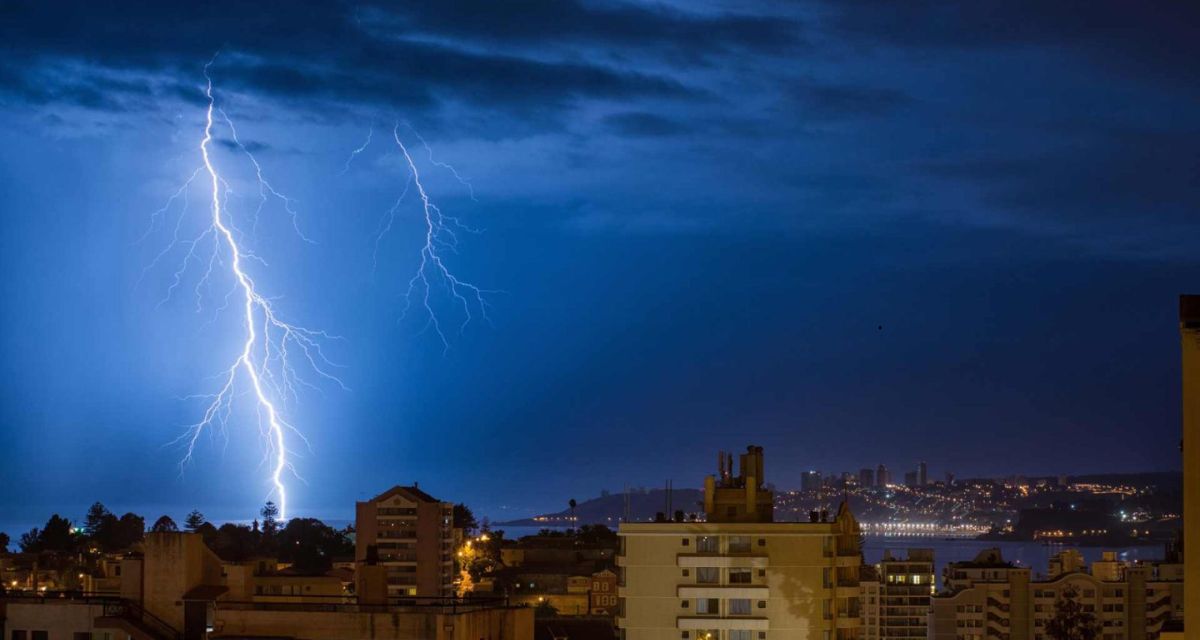 Alerta por tormentas eléctricas se extiende a ocho regiones del centro-sur este fin de semana