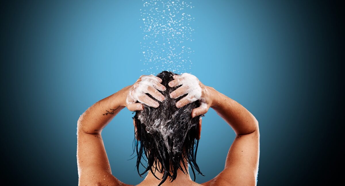 La frecuencia ideal del lavado de cabello: Un dermatólogo entrega recomendaciones